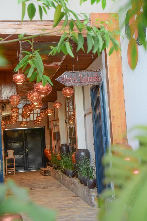 Botanika Hotel บุจัมบุรา ภายนอก รูปภาพ