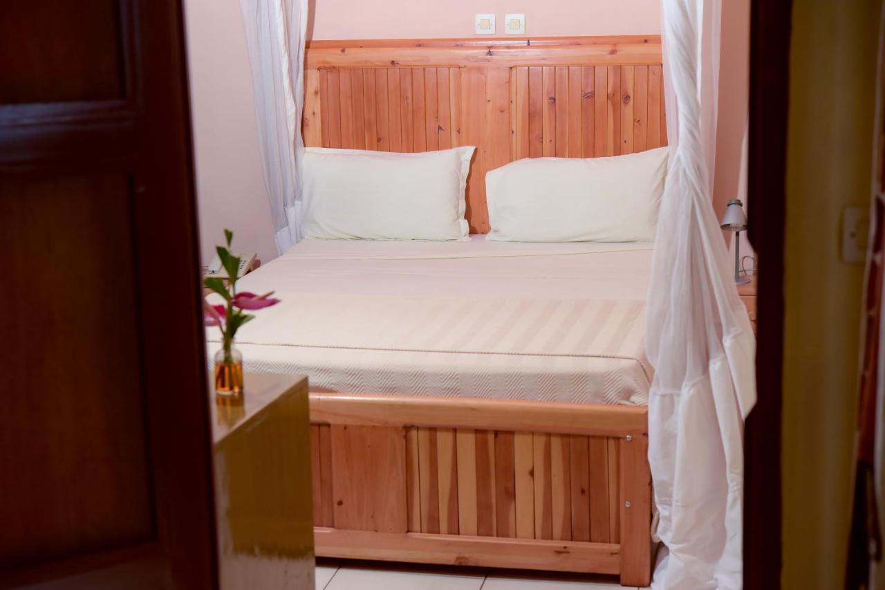 Botanika Hotel บุจัมบุรา ภายนอก รูปภาพ