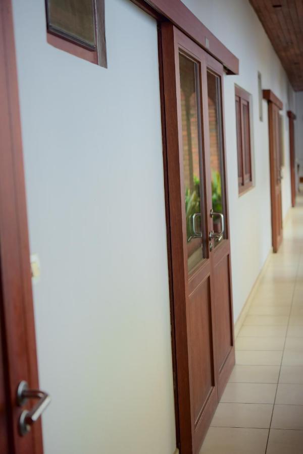 Botanika Hotel บุจัมบุรา ภายนอก รูปภาพ