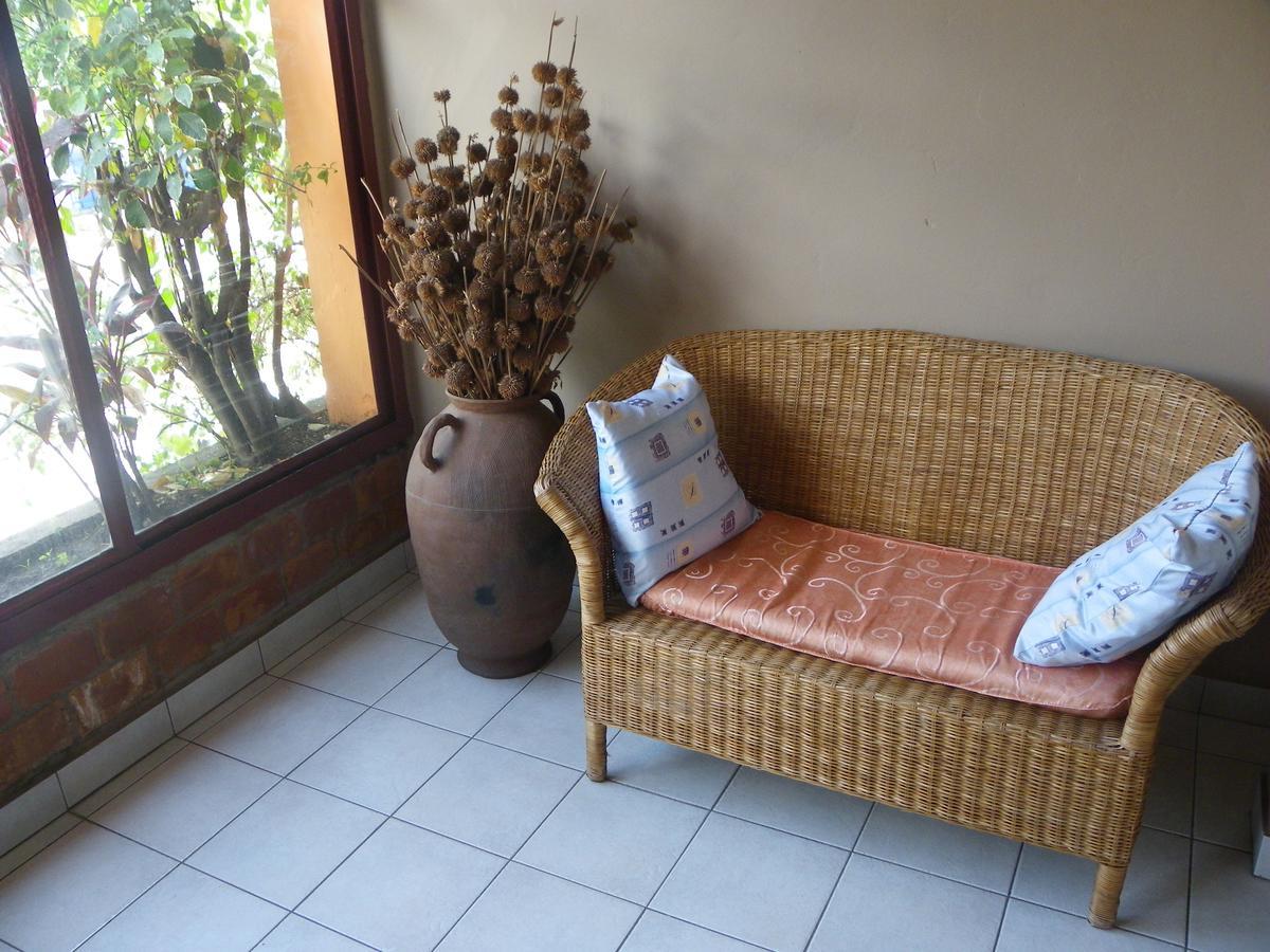 Botanika Hotel บุจัมบุรา ภายนอก รูปภาพ